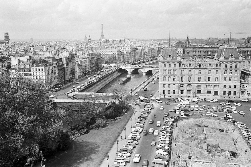 Georges Hernad, Fouilles archéologiques à l'occasion de la construction d'un parking sur le parvis de Notre Dame de Paris, 1968. Source: Lien