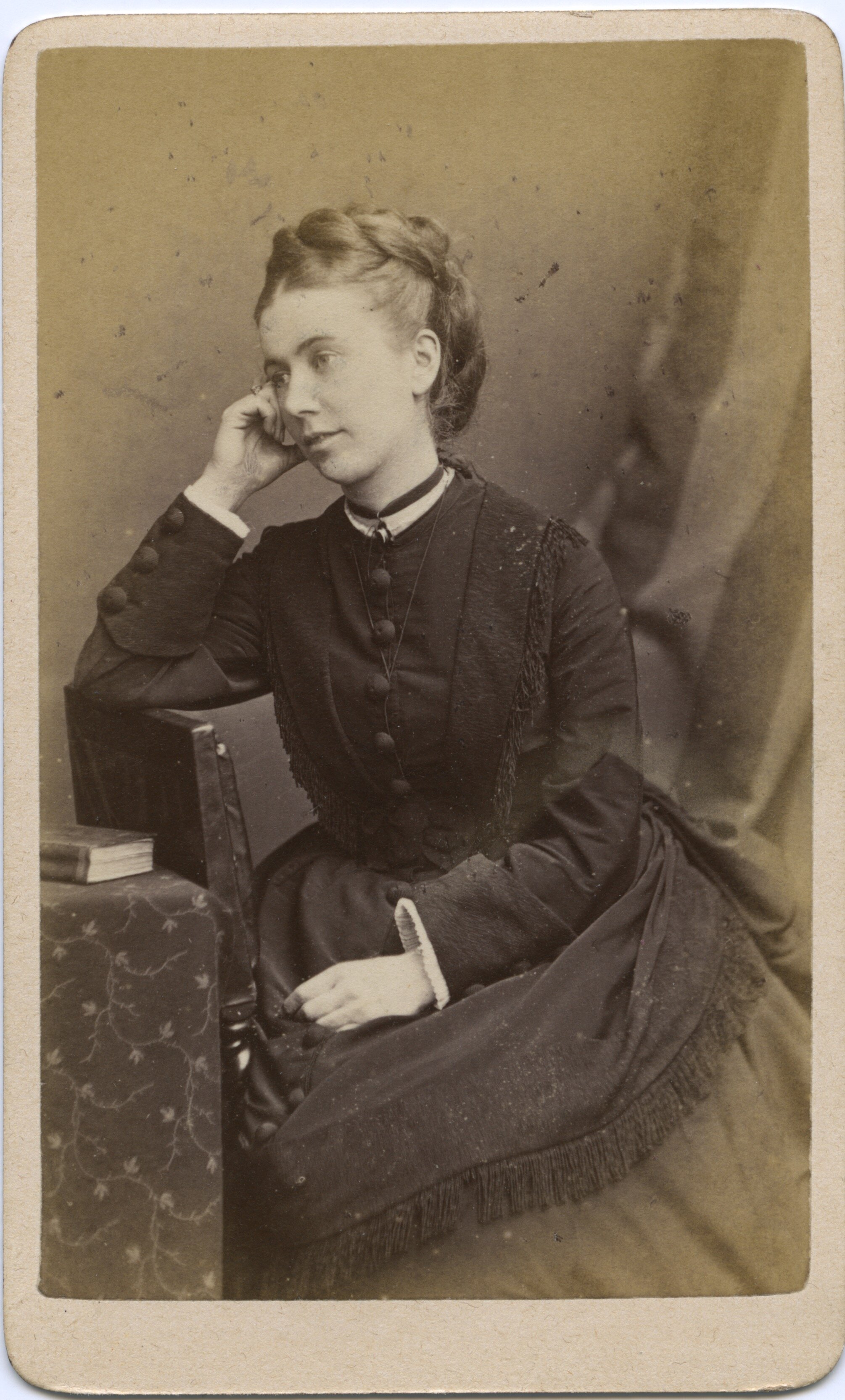 PORTRAIT OF A WOMAN CABINET CARD, N.D.