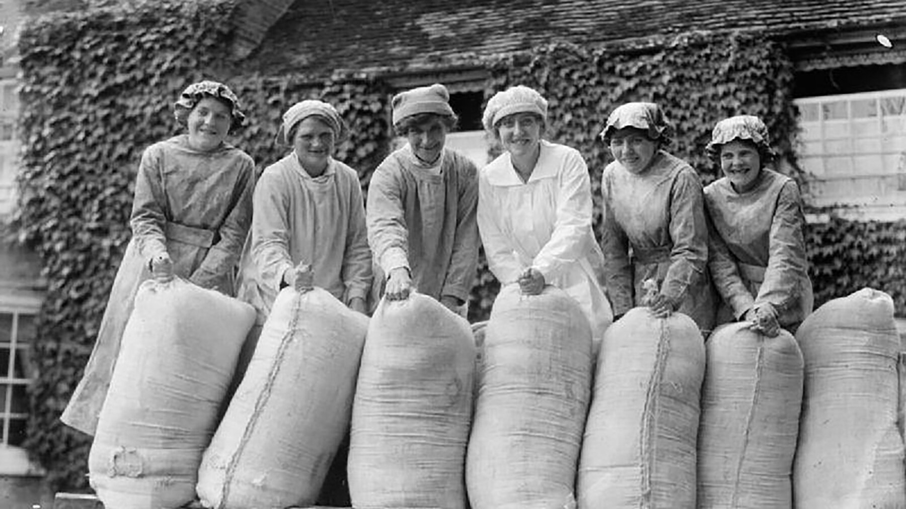 Women-workers-with-flour-sacks-at-British-mill-during-the-First-World-War-Wikimedia-1.jpg