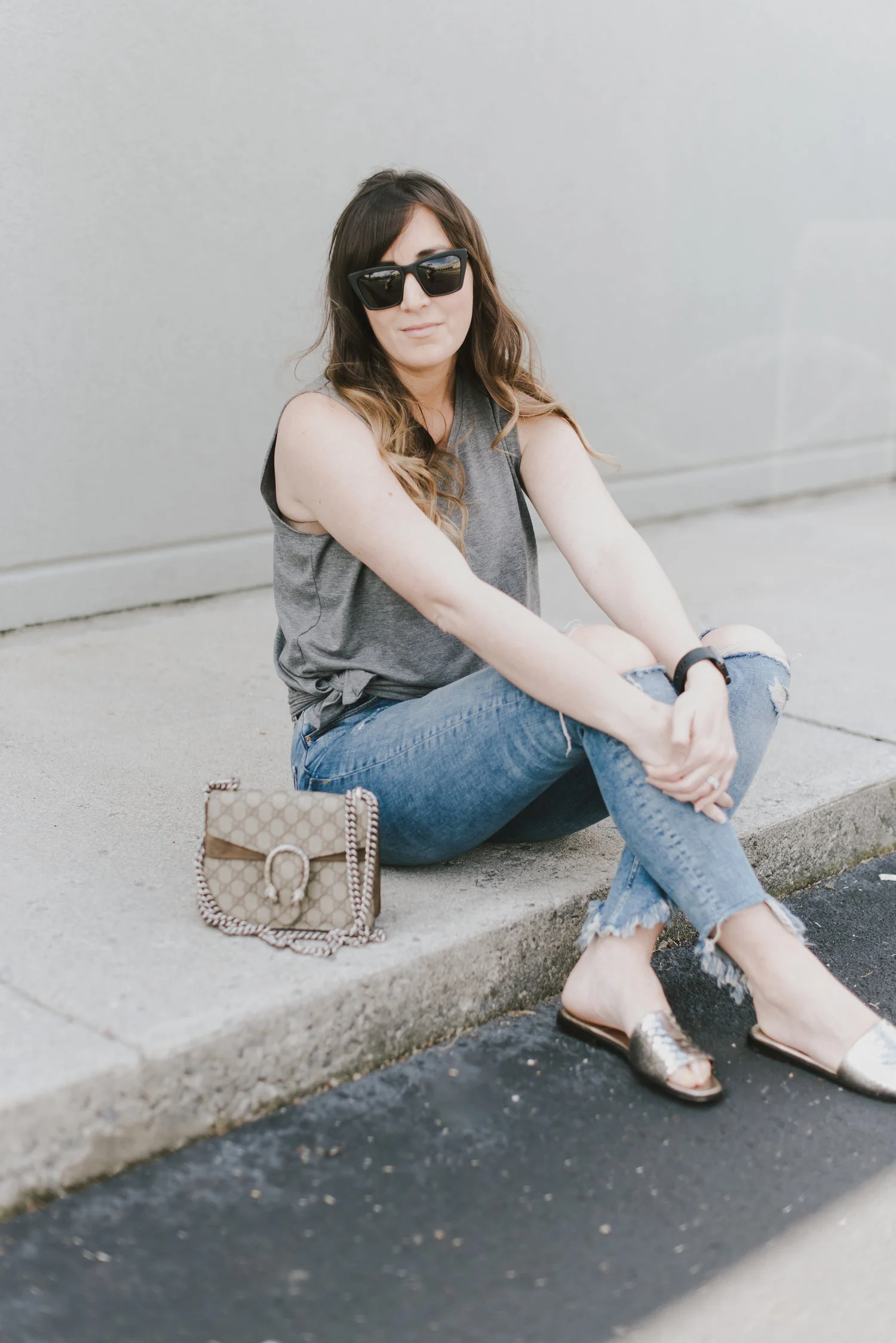 grey tee and silver slides
