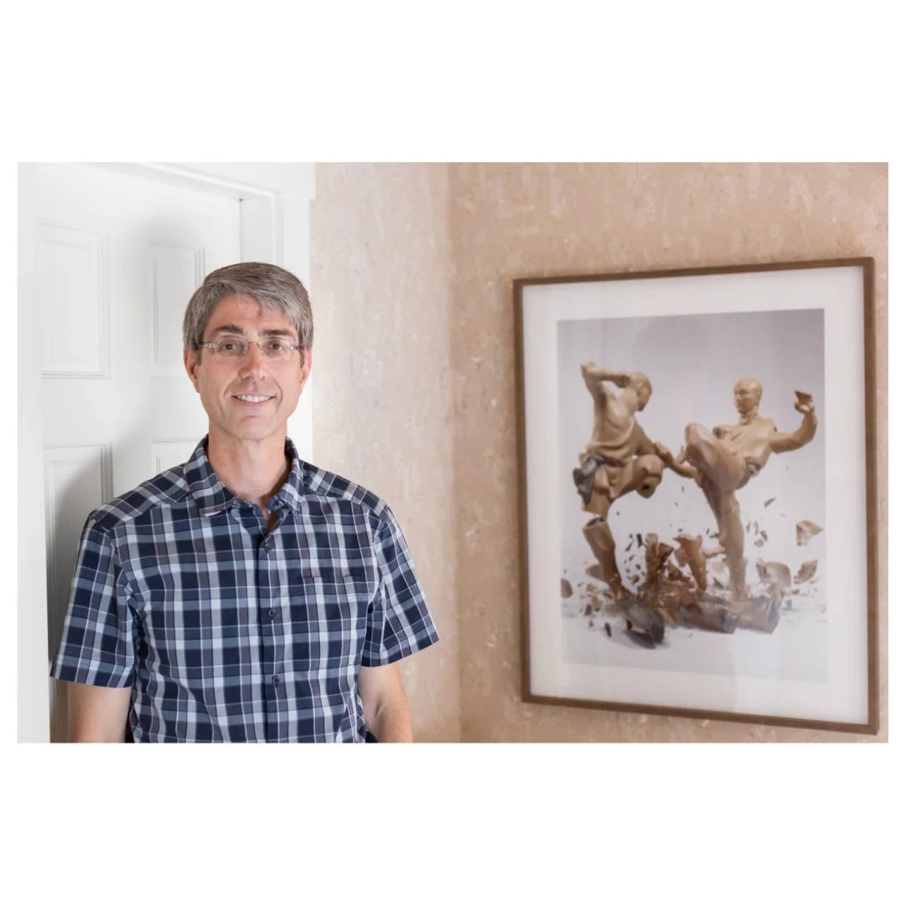Chris Fleischner pictured with a photograph by Martin Klimas. 📸© 2019 Ivette Spradlin