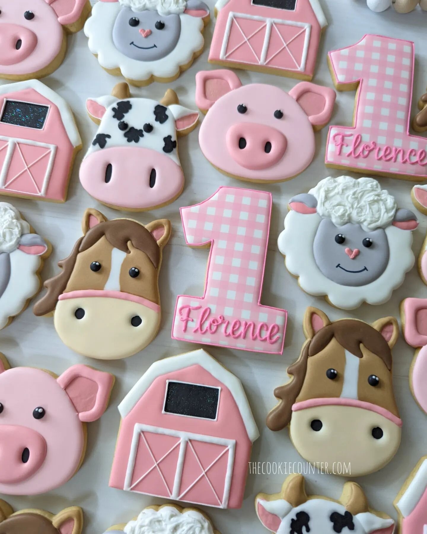 Yes I'm still here 🙋&zwj;♀️ I know I've been quiet since Easter but I'm alive just juggling life and cookies per usual. Popping in to say Hey! And give you some cookie content. 

I'm in love with these pigs! 🐷🐽 Definitely my favorite in this set.