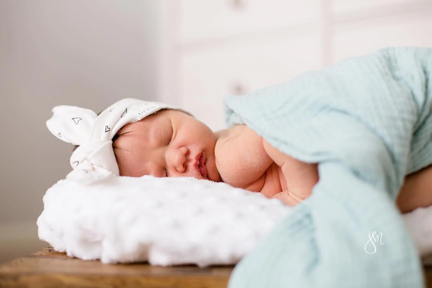 So. Much. Sweetness. 🎀 #rhyliemae 
-
-
#jmarbreyphotography #newbornphotography #newbornphotos #sweetgirl #posepatch #babygirl #infant #babies #babylove #raedunn #raedunnbaby