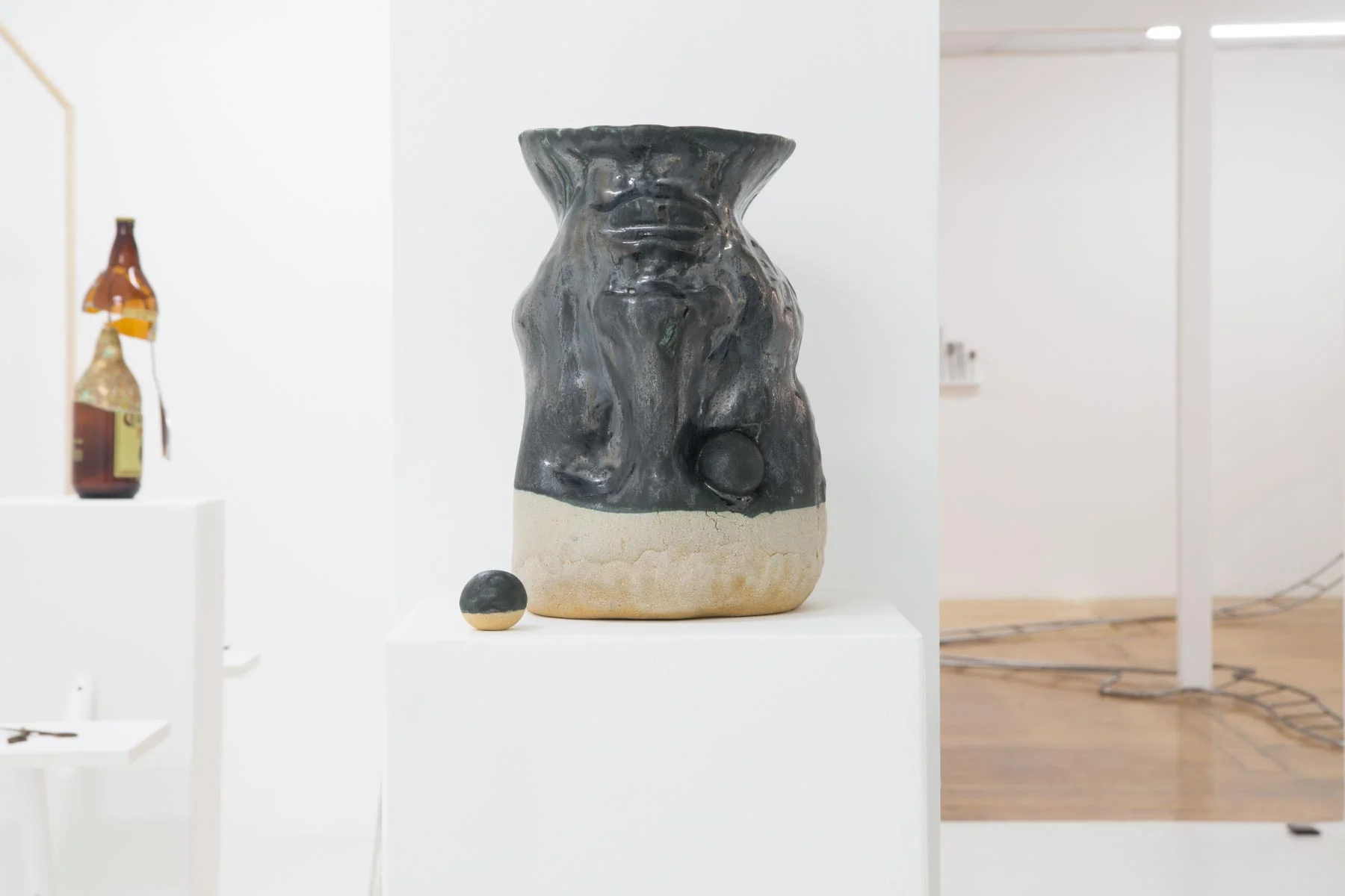 Kenneth Zoran Curwood, Vase Deferring, 2016