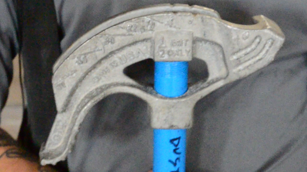 how-to-use-the-marks-on-a-conduit-pipe-bender