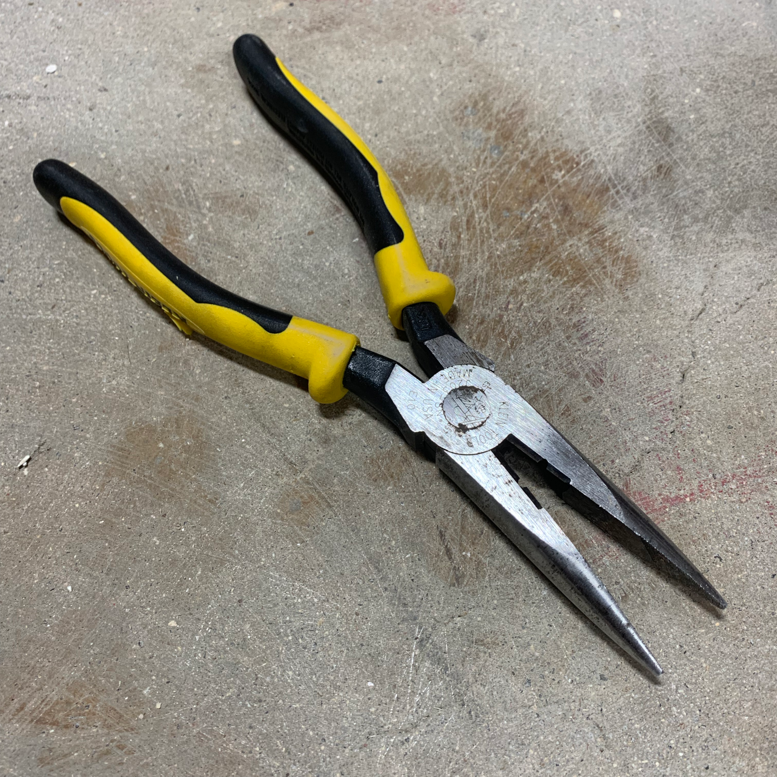 needle-nose-pliers.png