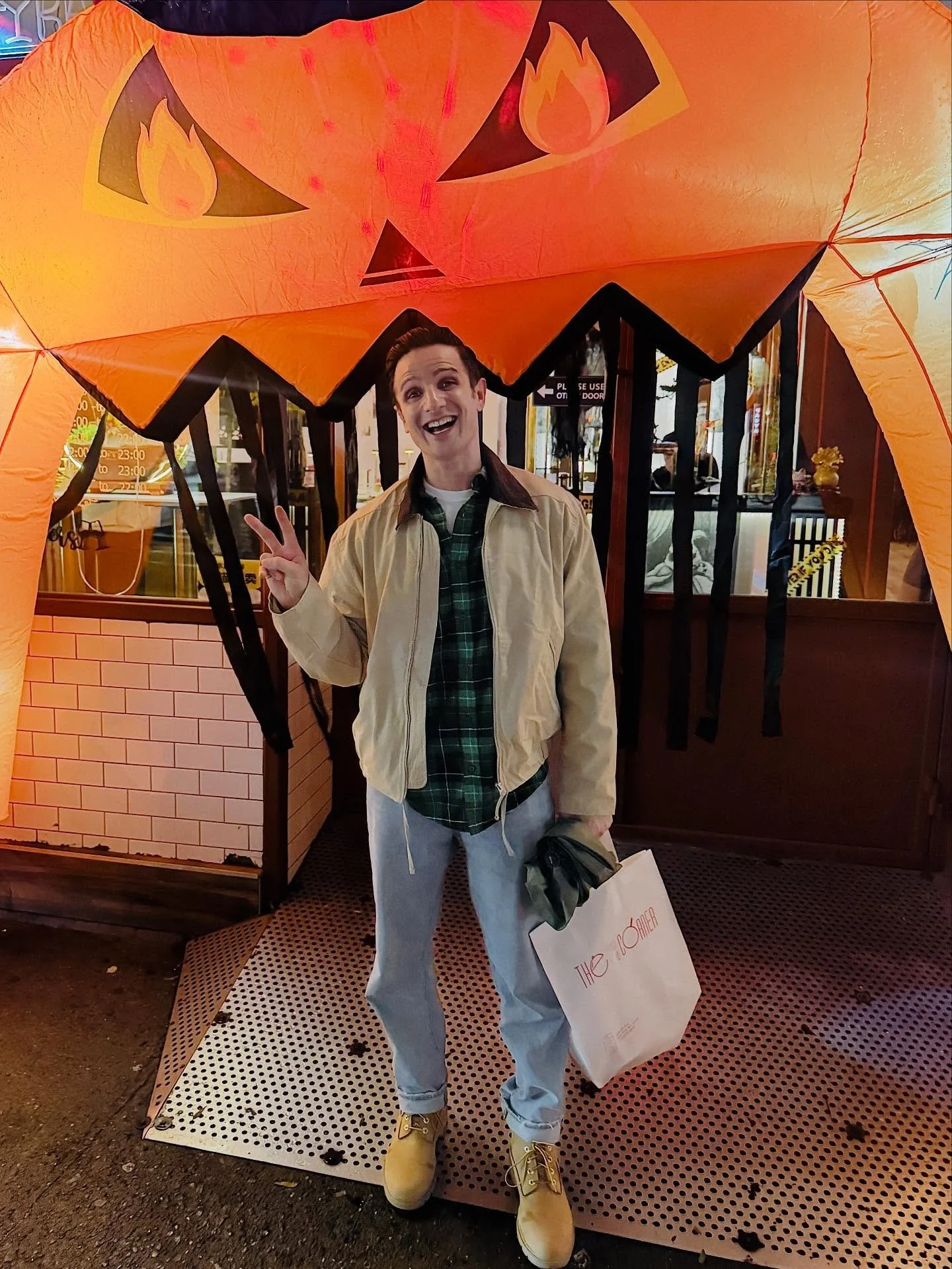 Happy Halloween from me and this big pumpkin outside a Chinese restaurant! That&rsquo;s about as festive as I get! 🎃✌🏻🦇
#ʜᴀʟʟᴏᴡᴇᴇɴ2025 #nyc  #bigpumpkin