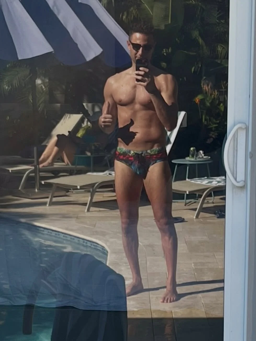 Pool Days, am I rite! 😎👍🏻☀️🌊
#florida #pooldays #recharging