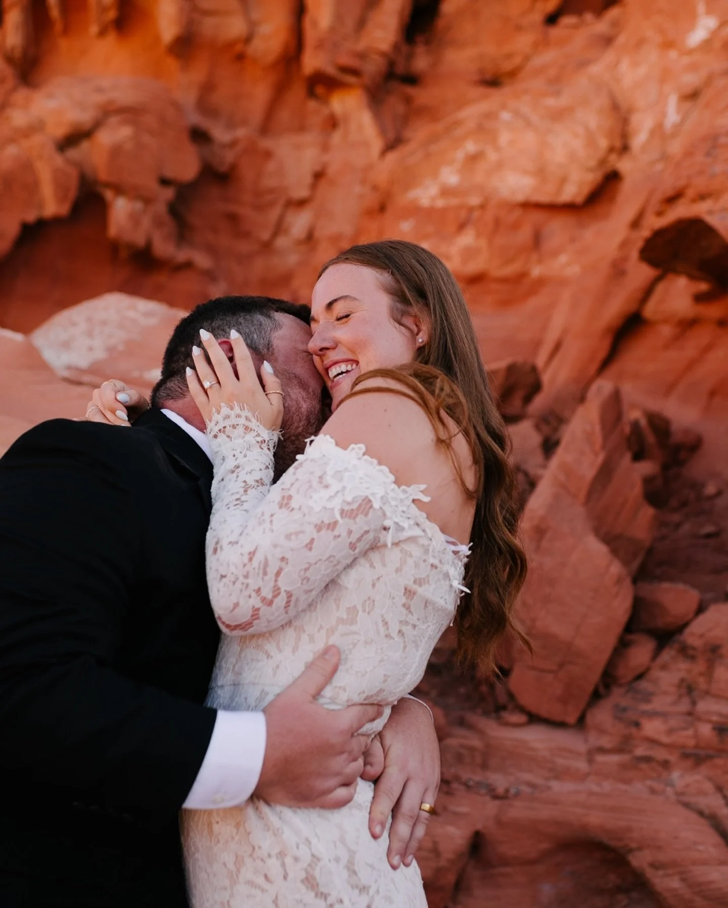 Oh, hi y&rsquo;all 👋 emerging from my editing cave to check in and drop some gorgeous sunrise photos of Kinzee &amp; Joe at Valley of Fire earlier this year. Absolutely ADORED them and would spend a sunrise with them any time!! I have a huge backlog