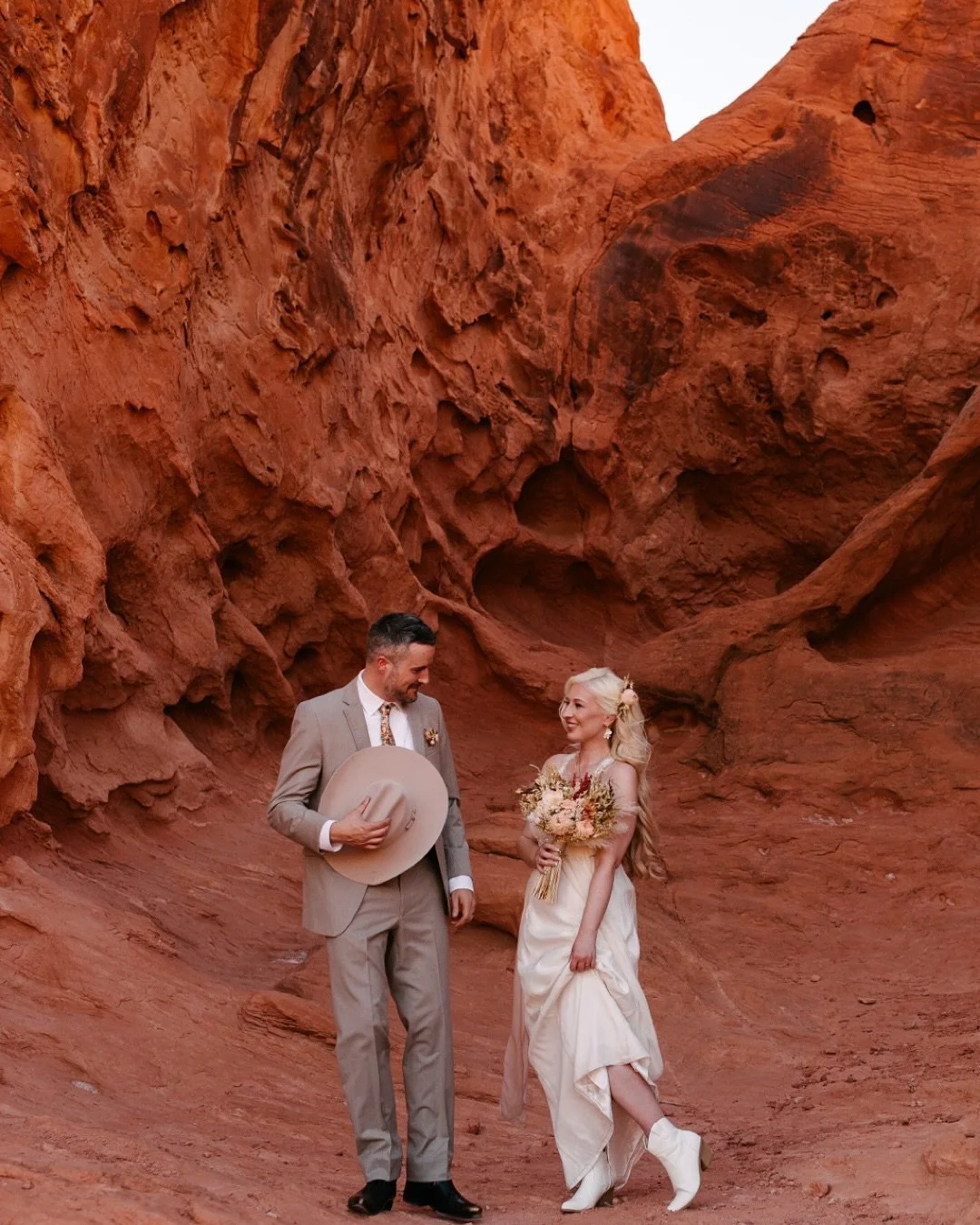 Right in the middle of an epic National Park road trip, Hannah and Liam took a day to elope in Valley of Fire. We planned everything out together flawlessly&hellip; until their rental car died in the hotel parking garage 😅 I am, thankfully, a person