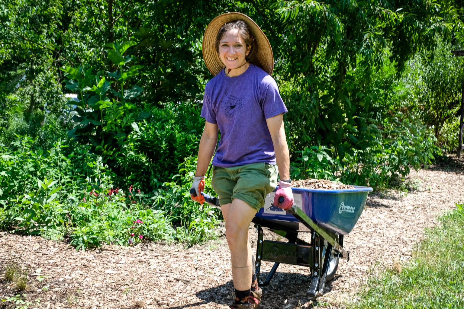 Hey now, who is this? Nothin' sexier than a hot chick with a wheelbarrow! WHAOOOOOOOOOAWWWW!!!