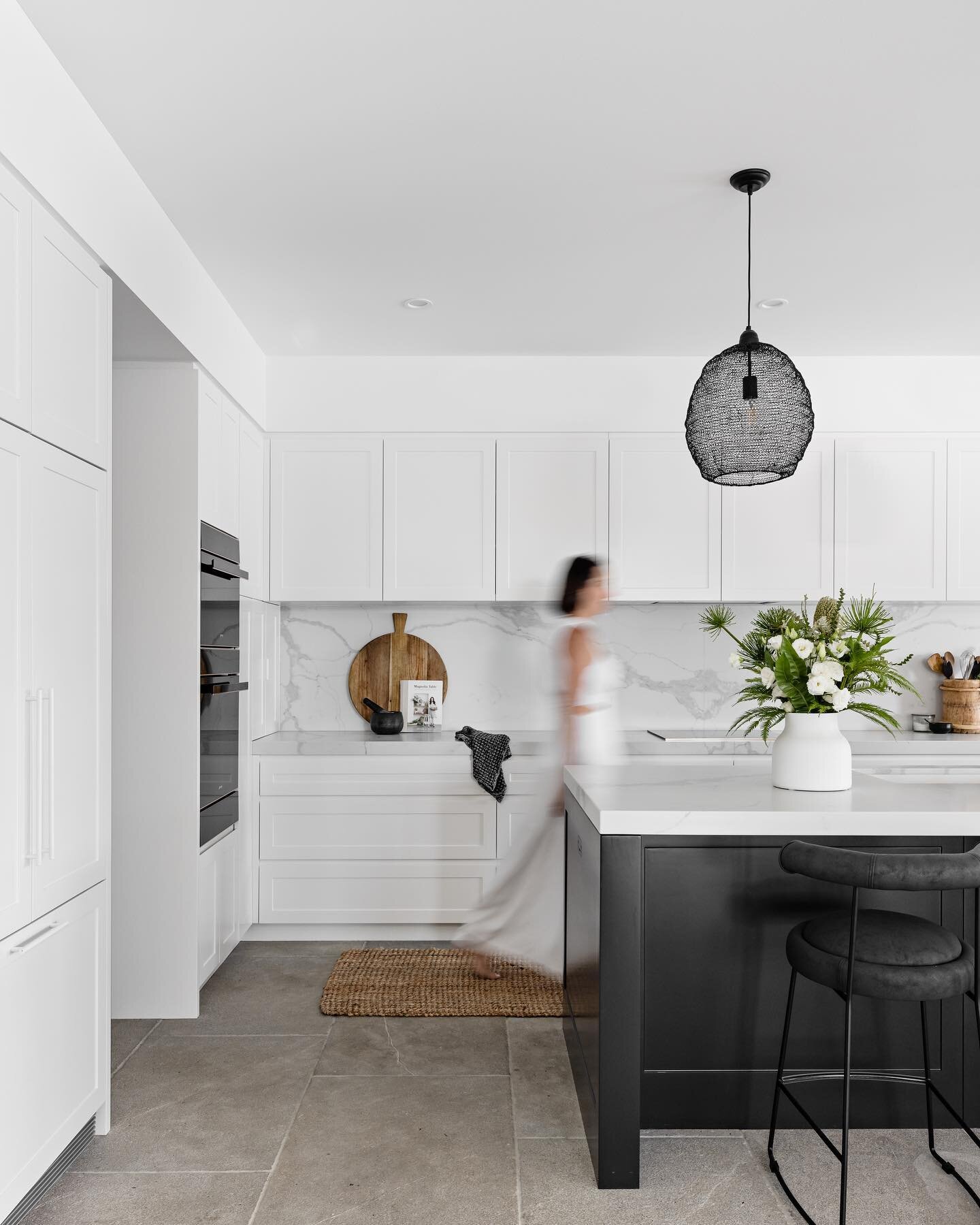 Something quite different for us!!! A black and white kitchen!!!! No soft and muted colour palettes here, our lovely client was very strong from the very first meeting about how she wanted her kitchen to look and this is where we landed! 🖤🤍🖤🤍