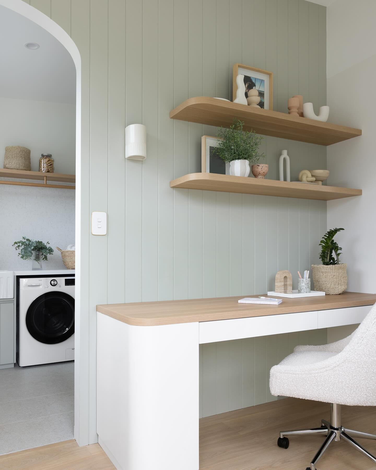 We all need a little place to work from home these days, and this space is for my best friend in the whole wide world, @kelly_macdonald_nutrition - it suits her to a tee! She has always loved a shade of green so when I was designing her home office, 