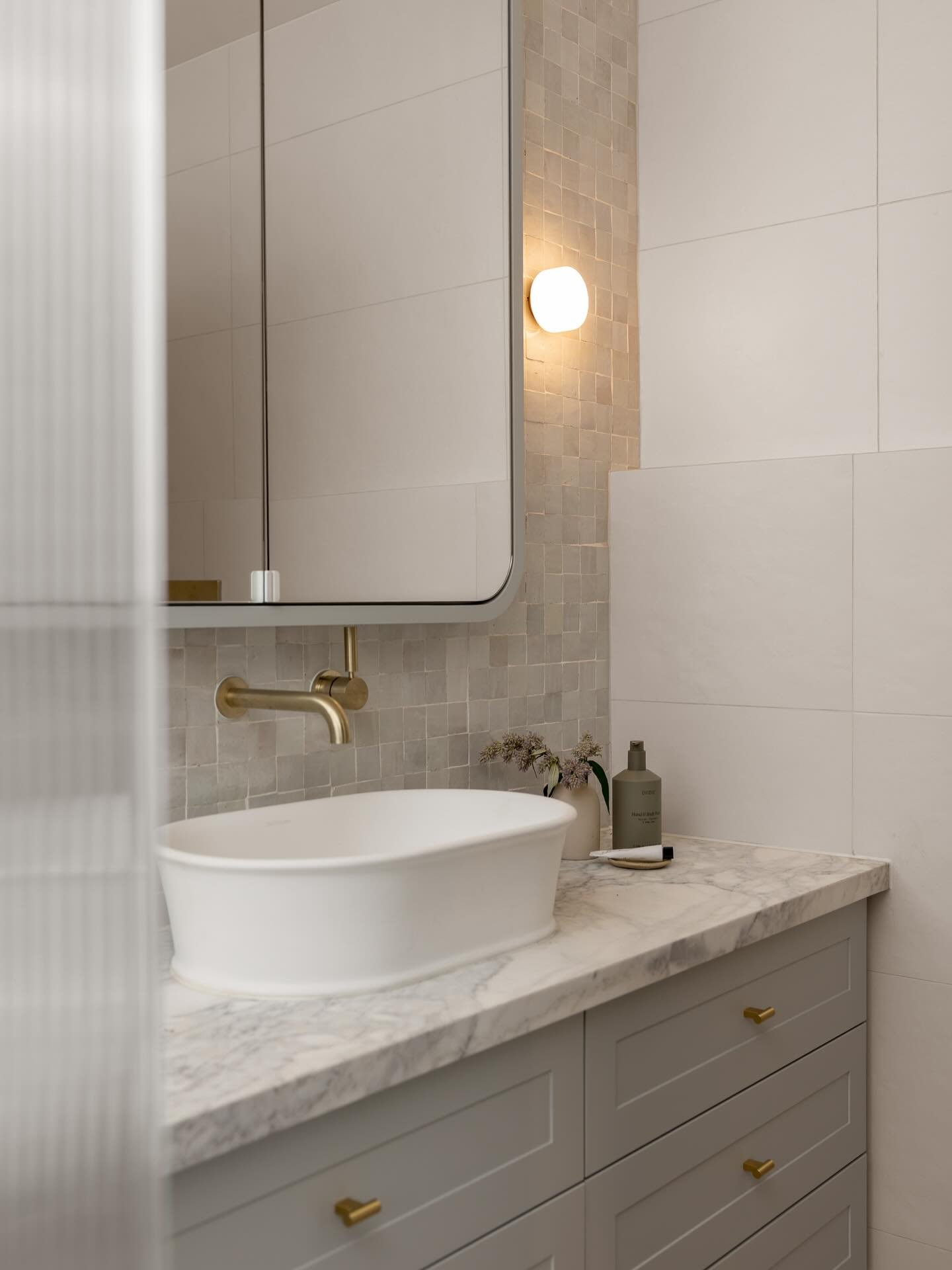 The wet areas in our Manly project felt quite cosy due to there being no natural light, but the use of all the textured tiles and our signature colour palette softened each space perfectly. We always love using the Julia range from @dadoquartz, they 