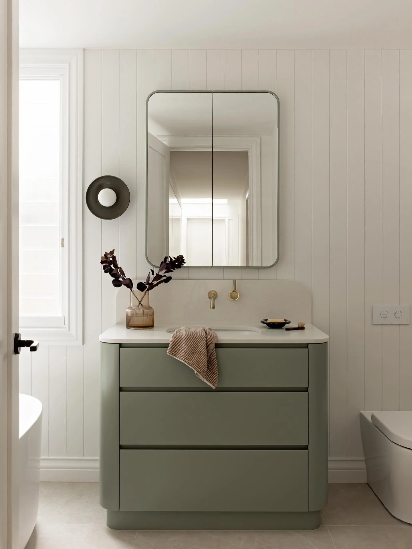 Olive green for the win for the kids bathroom at our Oatley project! Clean lines and curves and the cutest little stone splashback made for the sweetest bathroom 🤍🤍🤍