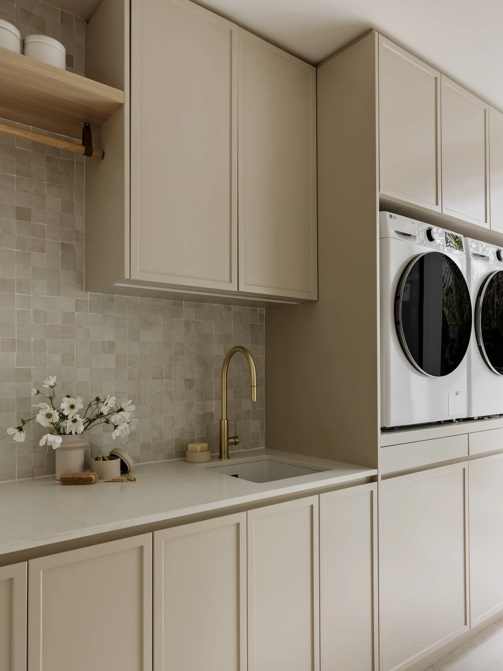 The laundry and mudroom from our Burraneer project using all the warm neutrals to give warm and cosy feels. My favourite feature of this laundry is the elevated appliances with the slide out shelves below so you can easily load your washing in and ou