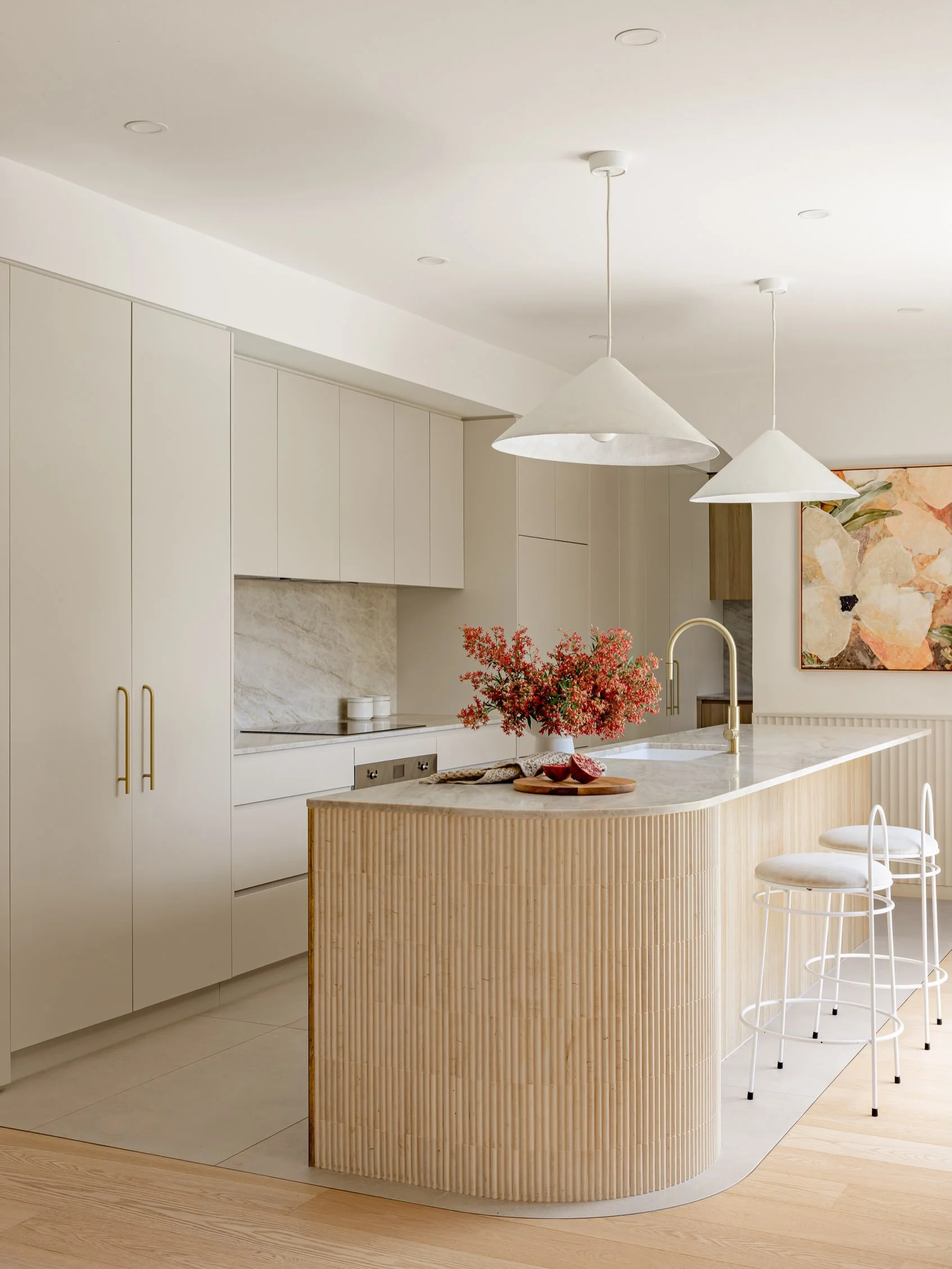 Introducing our Alfords Point project! Using tiles on the island was a first for us and we just loved it, the texture hit a little differently compared to one of our usual joinery profiles. It also features my most favourite of all neutral colours on