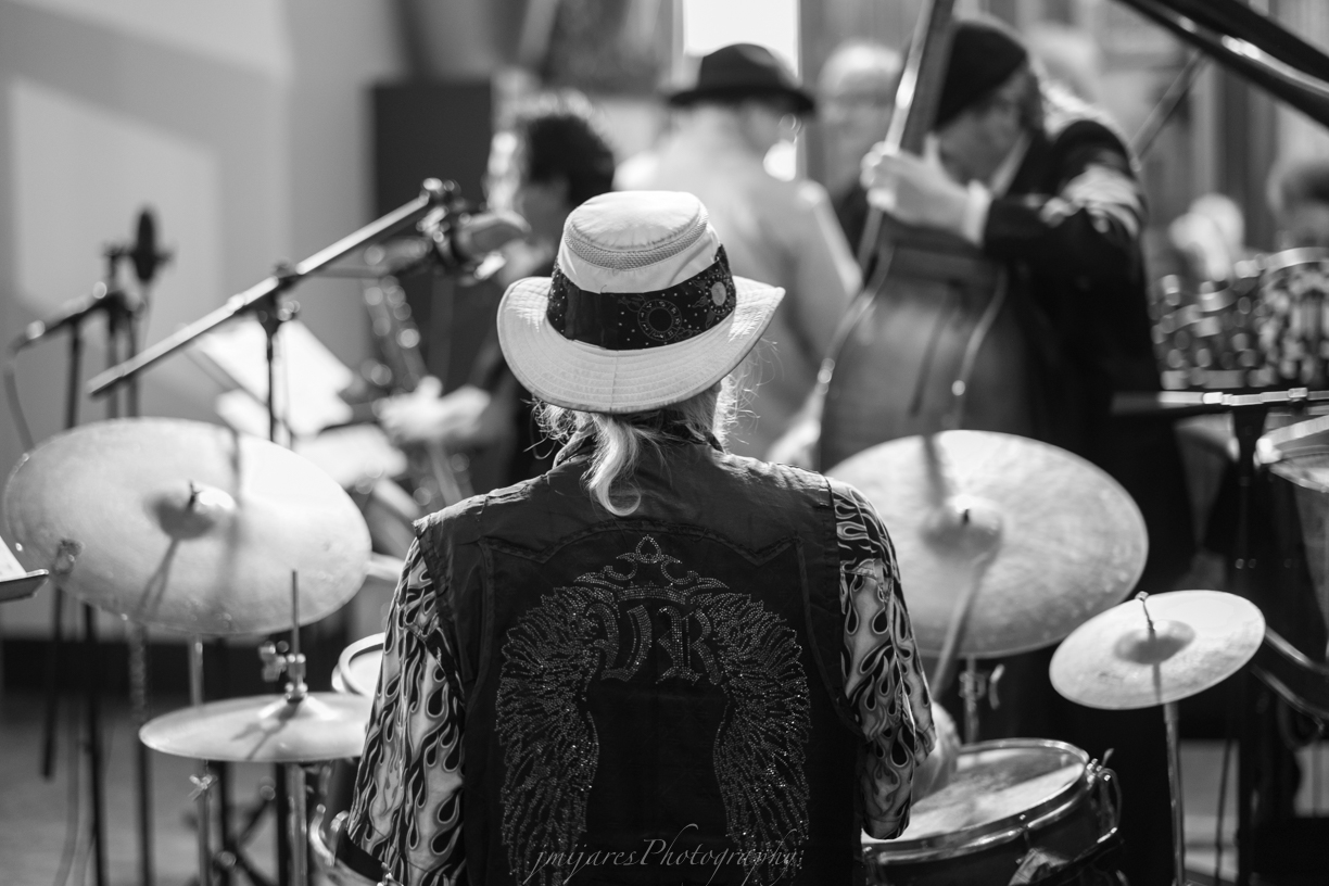 ISO 400 56mm f/1.2 f/1.2 1/60sec