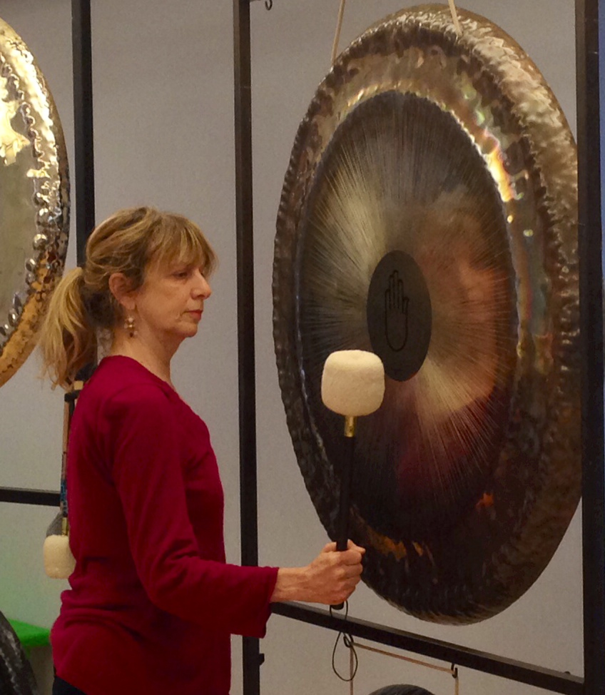 Playing gong, an ancient instrument that induces deep relaxation.