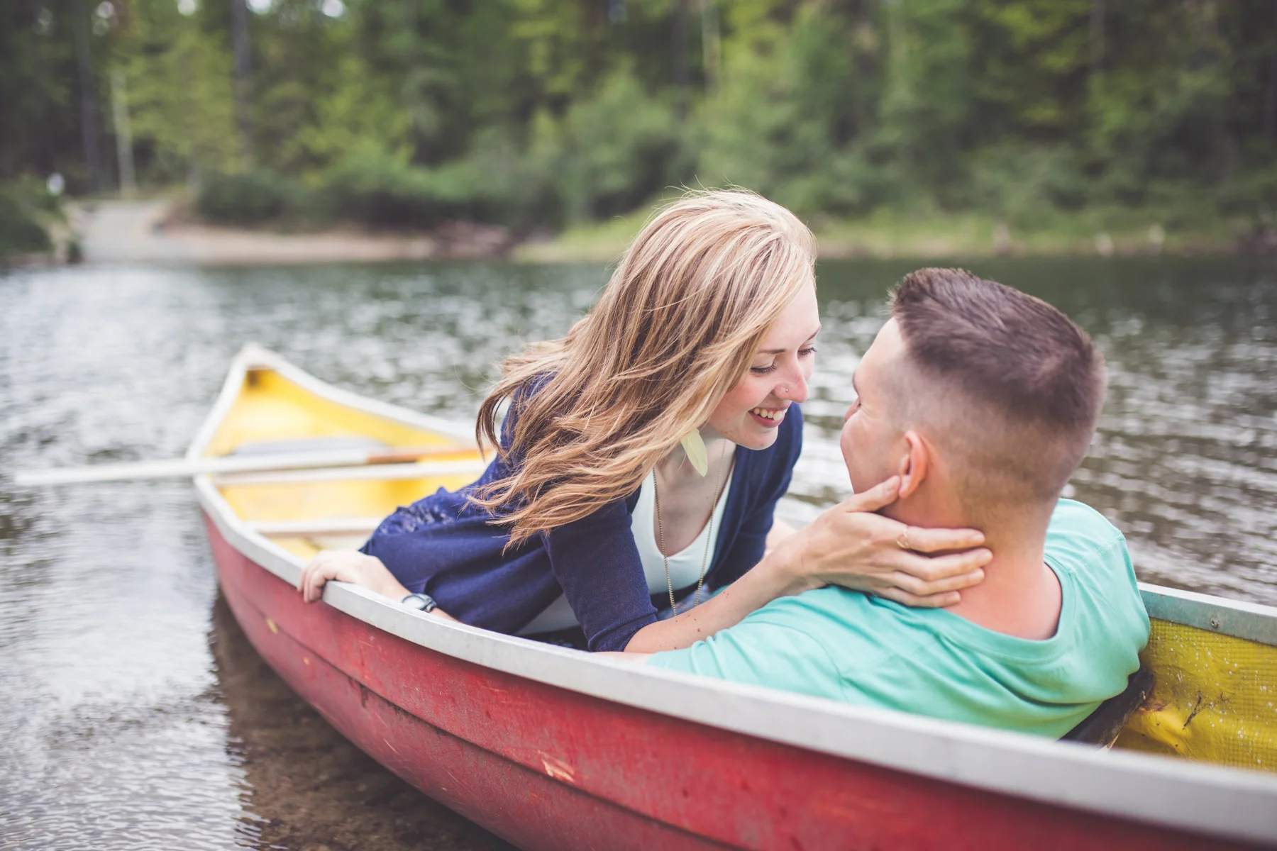 couple in canoe for romantic portraits on lake in qualicum beach bc