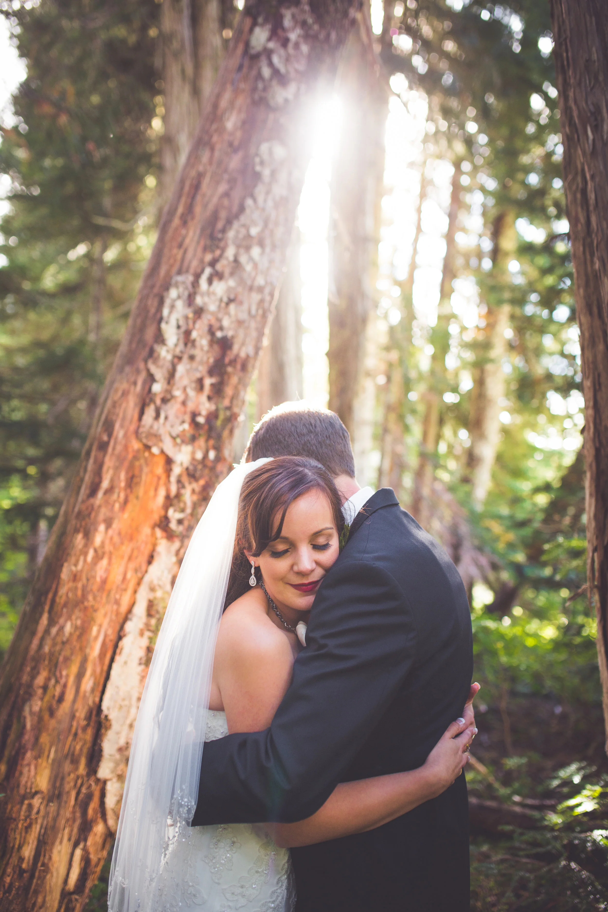 golden hour photos of bride and groom at mount washington resort
