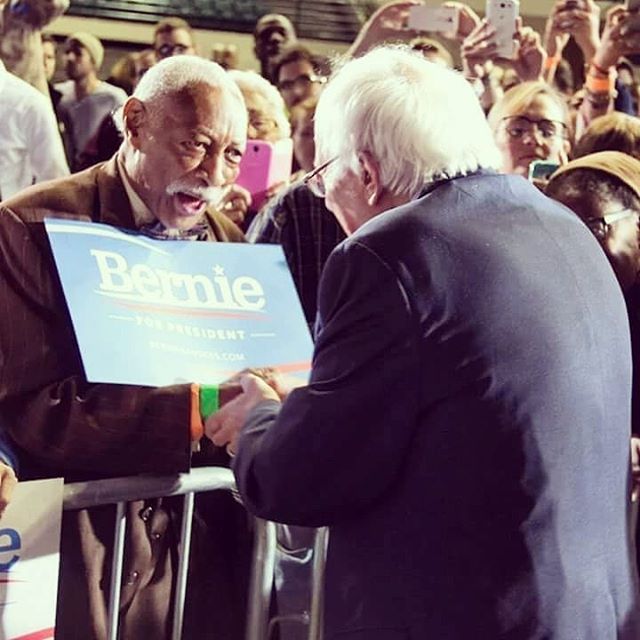 We find this photo absolutely heartwarming 😍
#BernieSanders #Bernie2020 #BernieForThePeople #CAforProgess