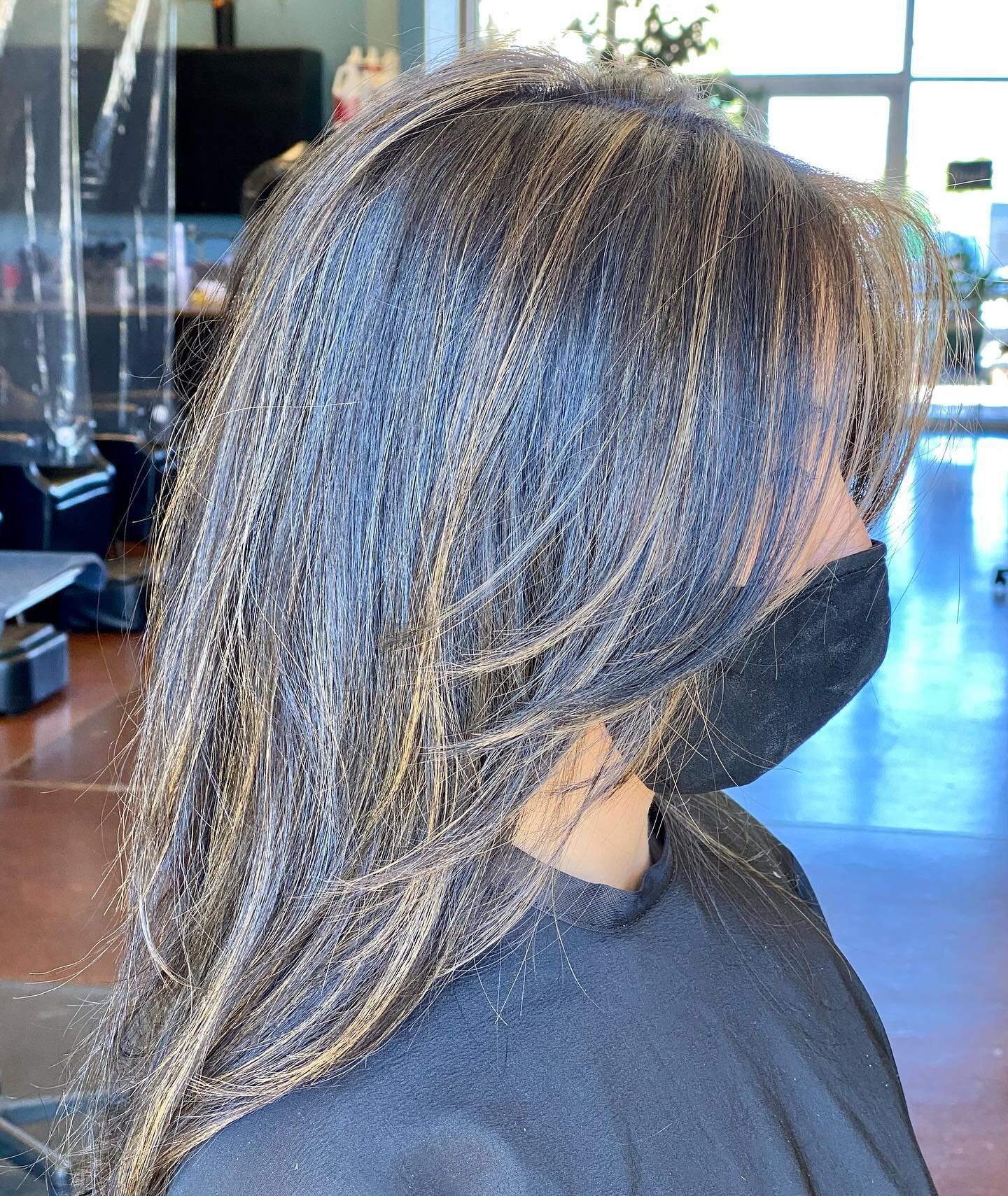 ✨After and before ✨  This client was tired of her long lifeless hair.  She was ready for some length to be taken off and dimension to be added.  Here&rsquo;s what we got!  Stylist ~Charity~ #curtain bangs #layeredhair #highlightshair #dimensionalhair