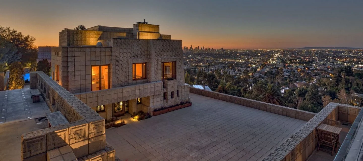THE ENNIS HOUSE 