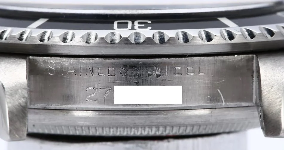 錶耳之間的 Rolex 錶殼序號（部分遮蓋）