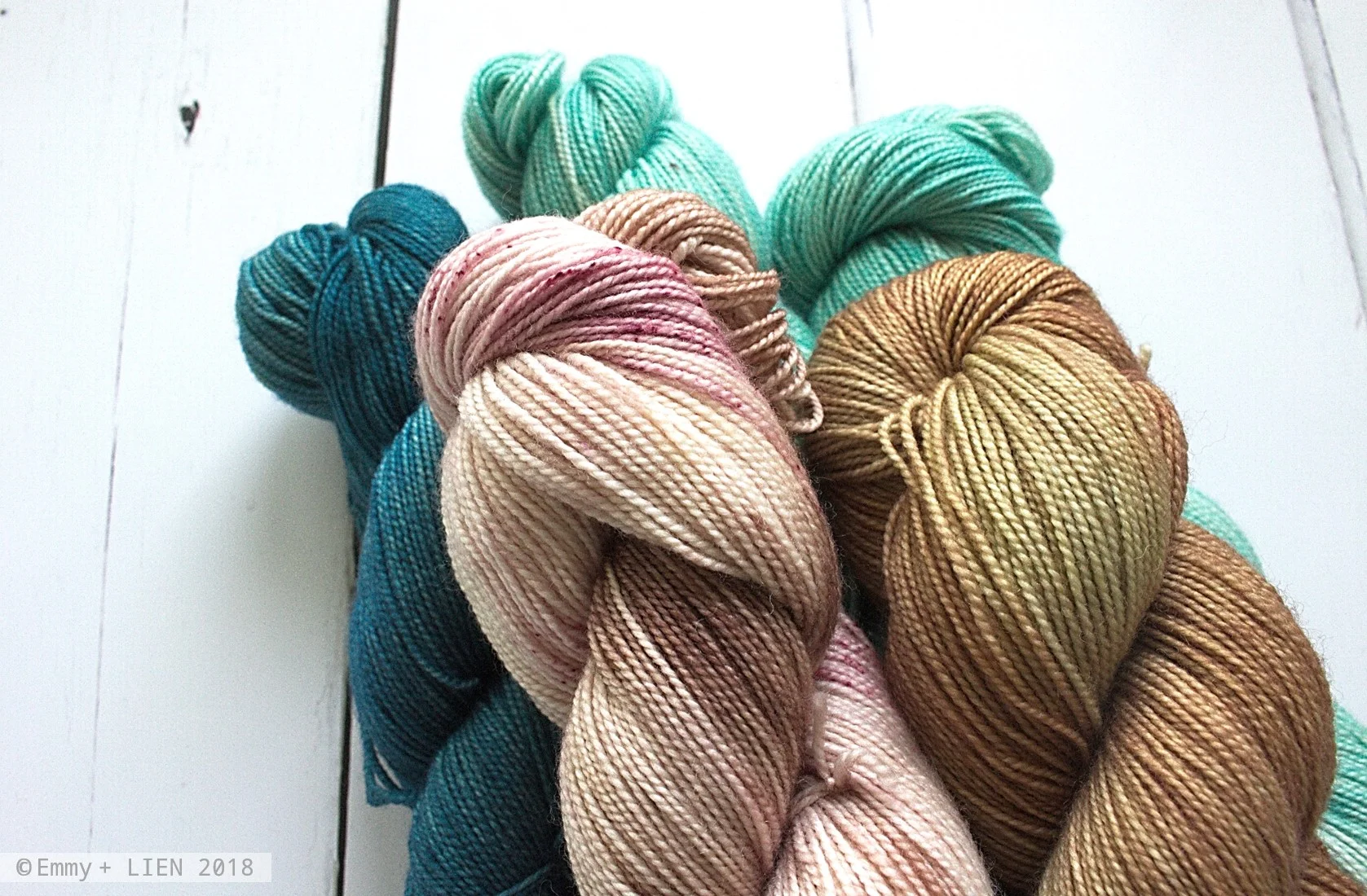 The Original Colourway: Glacier Bay Dark (CC3) | Azure (MC) | Muddy Pink (CC2) | Oak Light (CC1) 