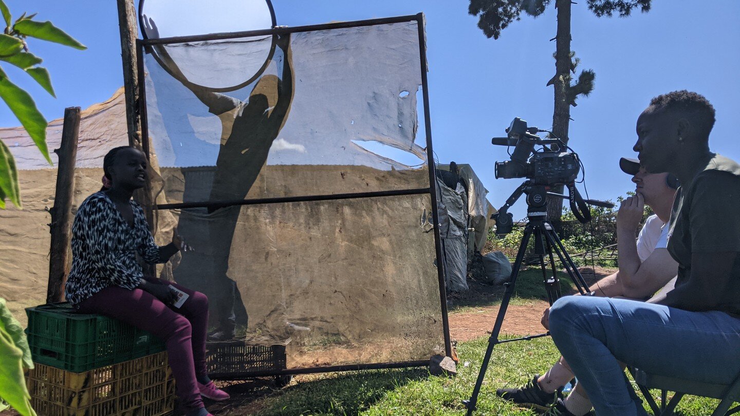 Softening the light and making a pretty fun accidental photo in the process. 

Here's a couple of #bts shots a recent project in #Kenya. 

We can recommend the Neewar 5 in 1 reflector... but sadly it doesn't come with @asparagus_hub_kenya (Kamau Main