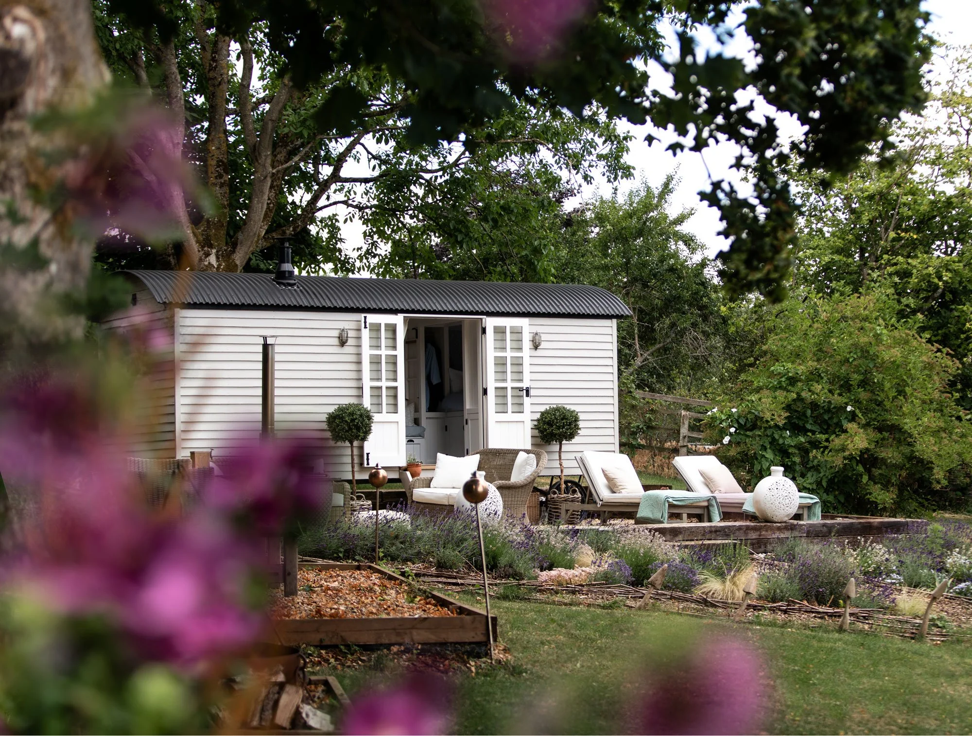 Red-Sky-Guest-Hut-in-Summer-Garden-2000_2.jpg