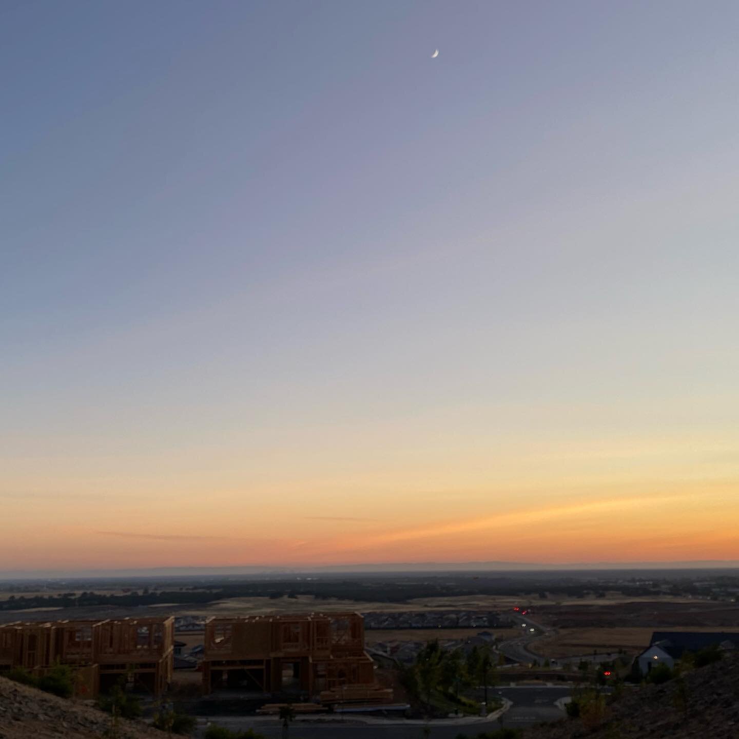 One month since our interstate move. 🏡 
.
.
.
#californiadreaming #sunset