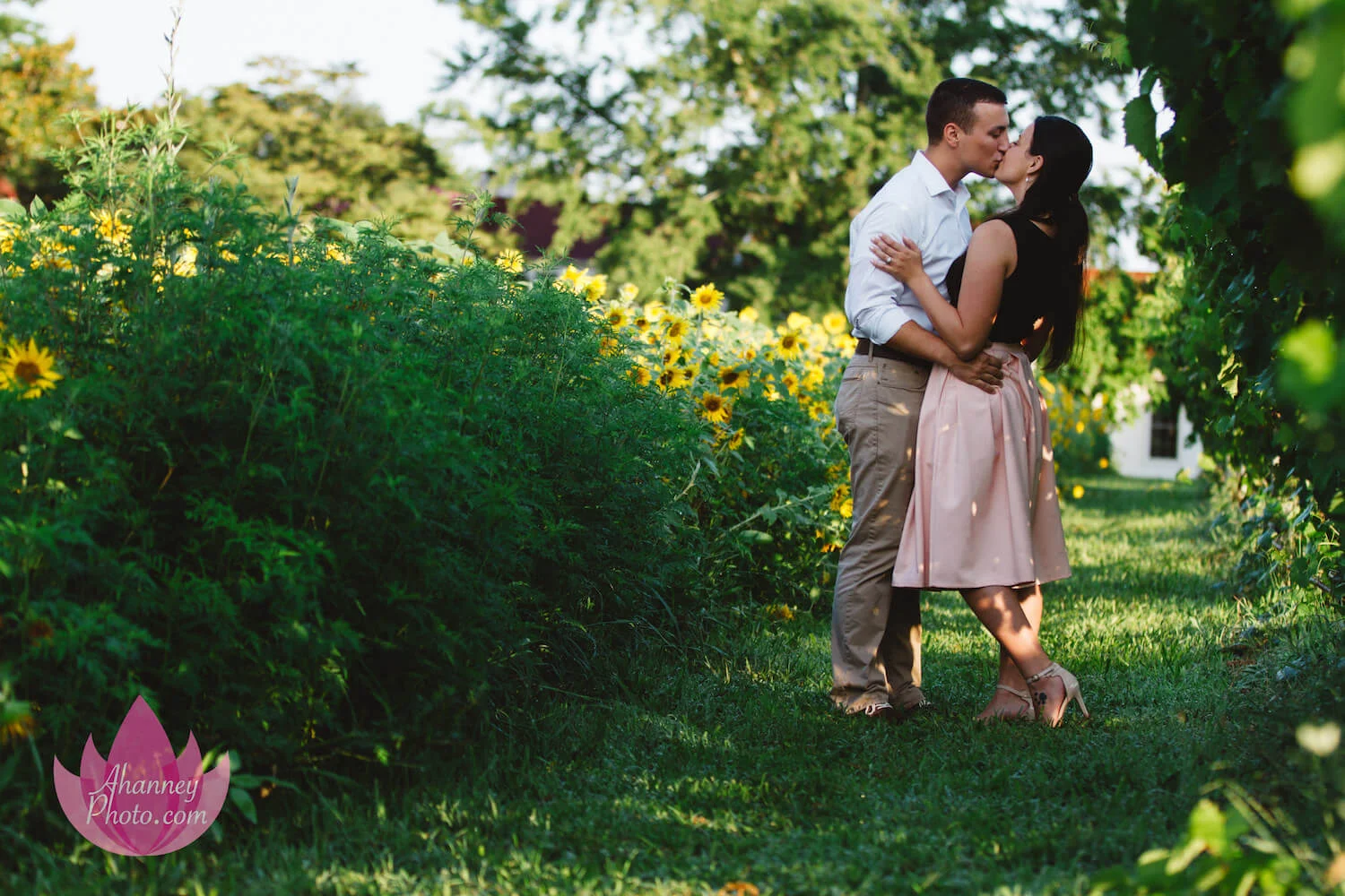 Engagement-Photography-Kissing_ahanneyphoto_domrach (1).jpeg