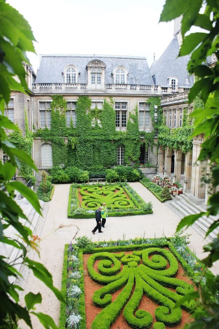 District tours with hidden gardens. {Image Source: Foursquare}