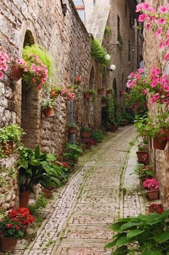 Get lost with him. {Image Source: Foursquare}
