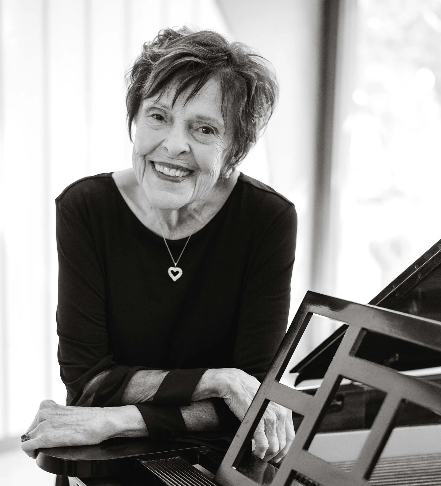 Had the pleasure of photographing the incredibly pianist, Donna! 🎹 We started at the Maitland Civic Center and then ventured to a beautiful park in Maitland for the second part of the shoot. Dona wanted these images to share with her grandkids, and 