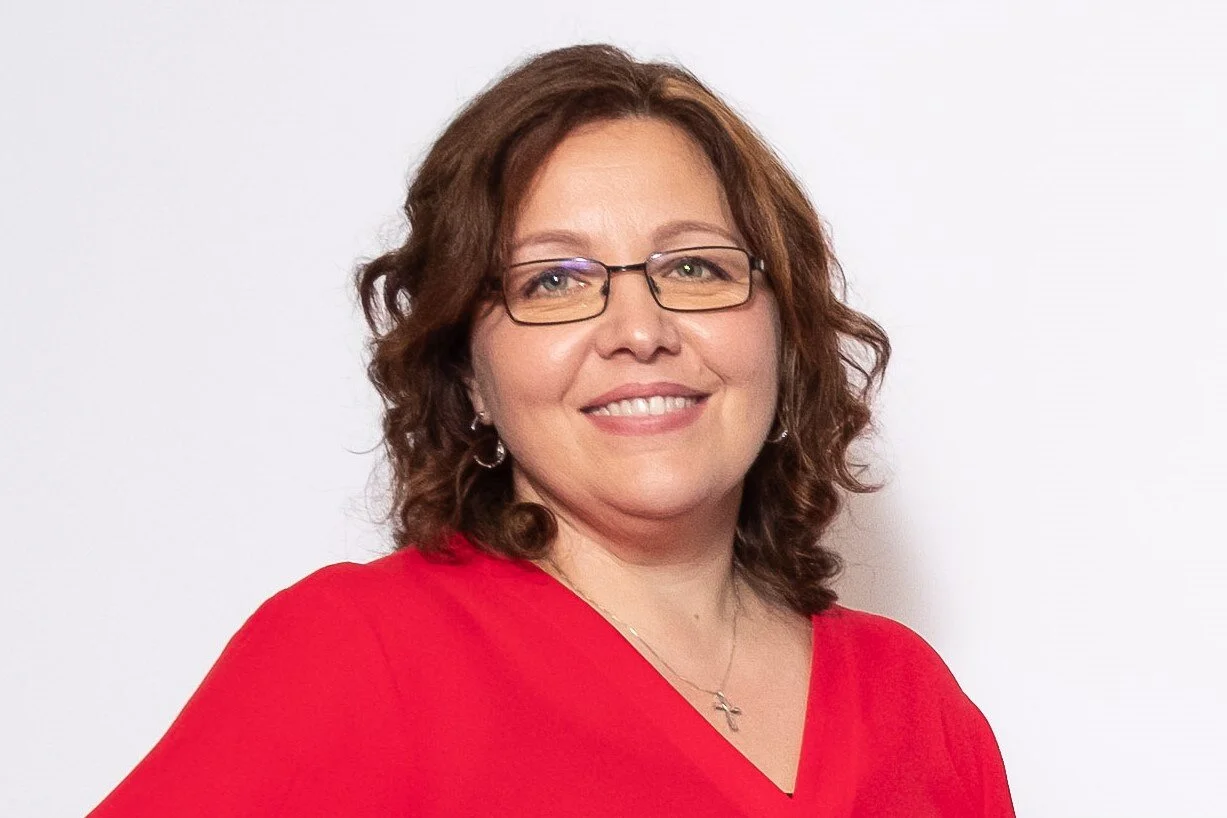 A mother pulls through the darkness with the help of local parents