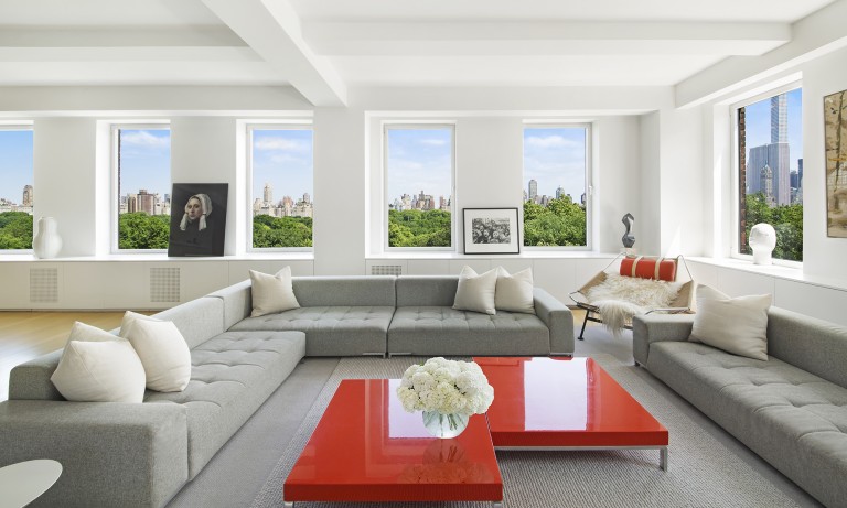 $35,000,000 USD | New York, USA | Sotheby’s International Realty – East Side Manhattan Brokerage This stunning high floor apartment at 101 Central Park West between 70th and 71st Streets was impeccably renovated by Shelton, Mindel & Associates, featured in Architectural Digest and offers the rare combination of contemporary living in a venerable pre-war co-op. Approximately 7,000 square feet with more than five bedrooms and boasting a vast expanse of 100 linear feet directly on the Park. The enfilade of entertaining rooms includes a dramatic living room with wood burning fireplace, a wonderful dining room and a sun flooded corner library with lovely views to the midtown skyline.