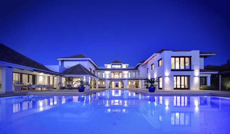 6.000.000 € | Spain | Kristina Szekely Sotheby’s International Realty This stunning property has one of the best positions within La Zagaleta, one of the most prestigious residential estates in Europe. The property features 24-hour security, two private golf courses, riding stables, tennis courts and a helicopter landing pad. Offering panoramic views of the coast and Mediterranean Sea, this beautiful contemporary villa offers an unforgettable experience as you enter through the front door; here you encounter the impressive entrance hall with 12-meter high ceilings, a double sweeping staircase and beyond, a large picture window which shows the magnificent view of the heated infinity swimming pool with the sea behind it. There are four en-suite bedrooms situated within the main house and an additional one-bedroom apartment with independent access for either guests or staff.