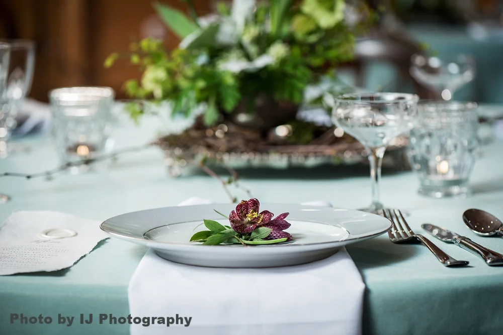 styled_shoot_reception_round_table_plate_flower_IJPhoto_Pine_Creek_Nursery_0231.jpg