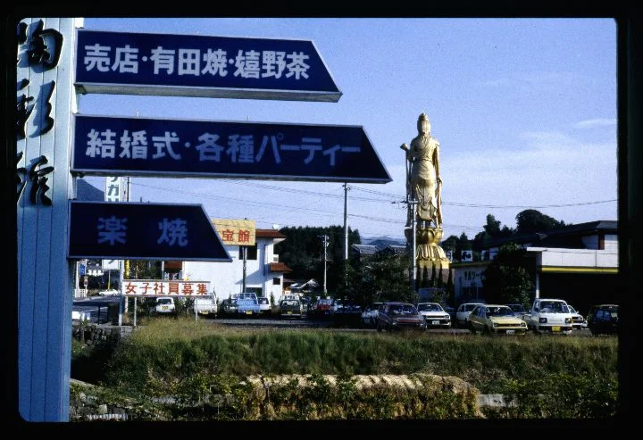 0518 Signs  Point to Buddha Statue.jpg