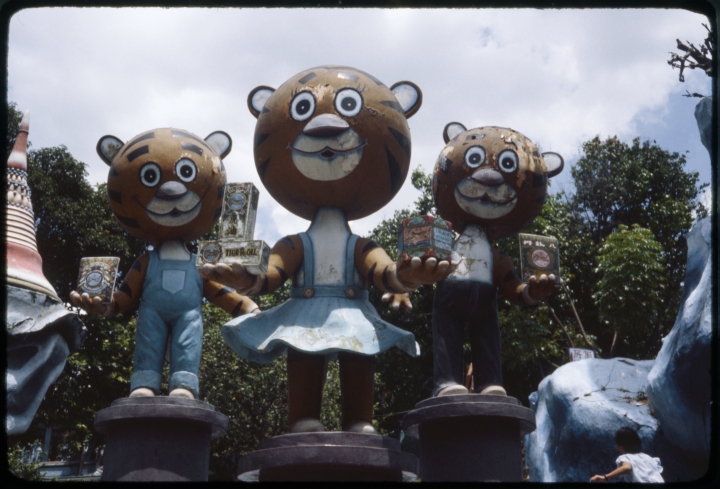 0967 Tiger Oil-Statues with Giant Heads.jpg