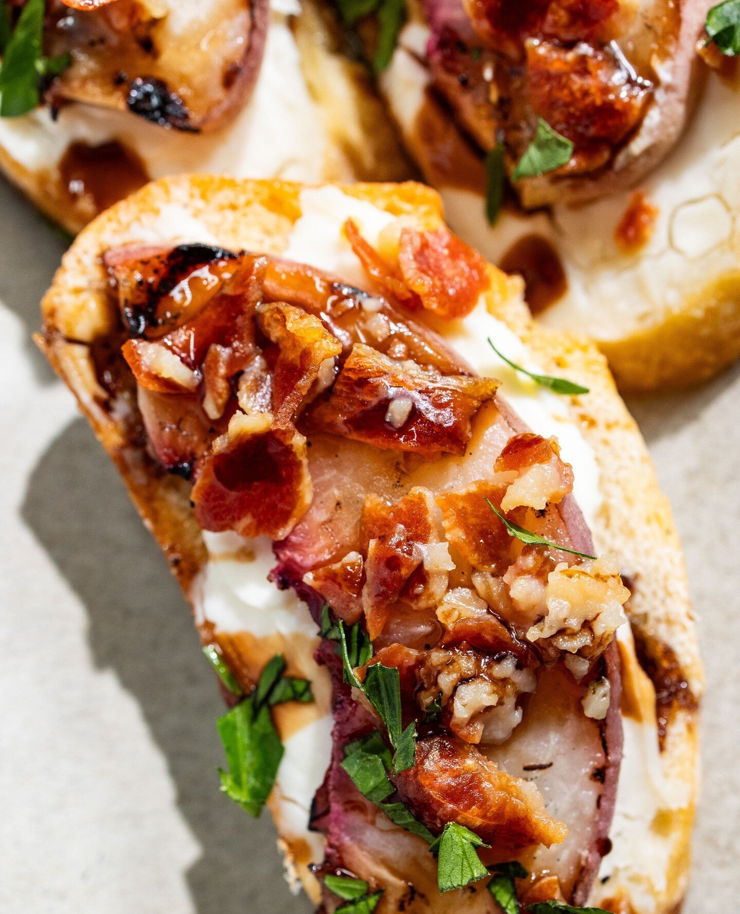 Hors D'oeuvres of the Day: Bacon &amp; Peaches crostini with Zesty Greek Yogurt &amp; Walnuts ✨