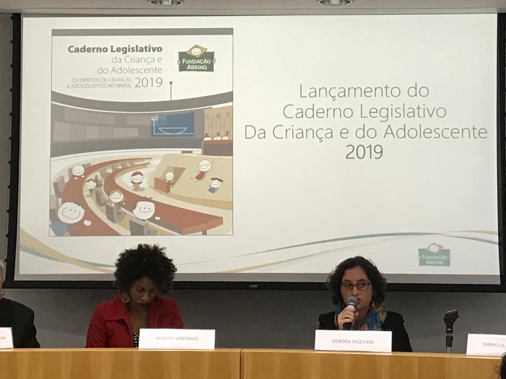 Débora Vigevani durante seminário promovido pela Fundação Abrinq