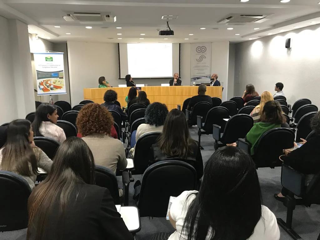 Fundação Abrinq lança Caderno Legislativo da Criança e do Adolescente