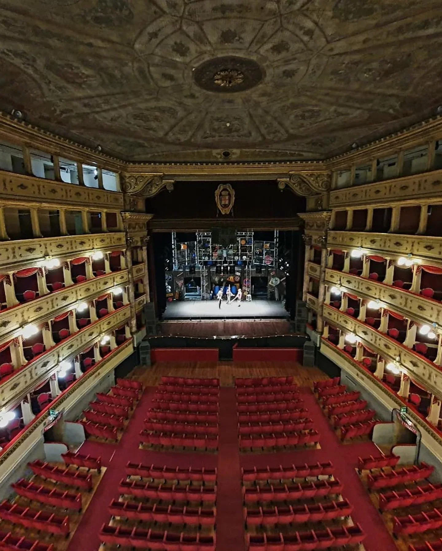 Had a great couple of weeks performing over in Italy with my @stompworldwide fam! Thanks for all the good vibes and energy on stage and thanks to everyone who came out to see the shows in Mantova, Bologna and Rome 🇮🇹

#stomp #theatre #tour#italy #d