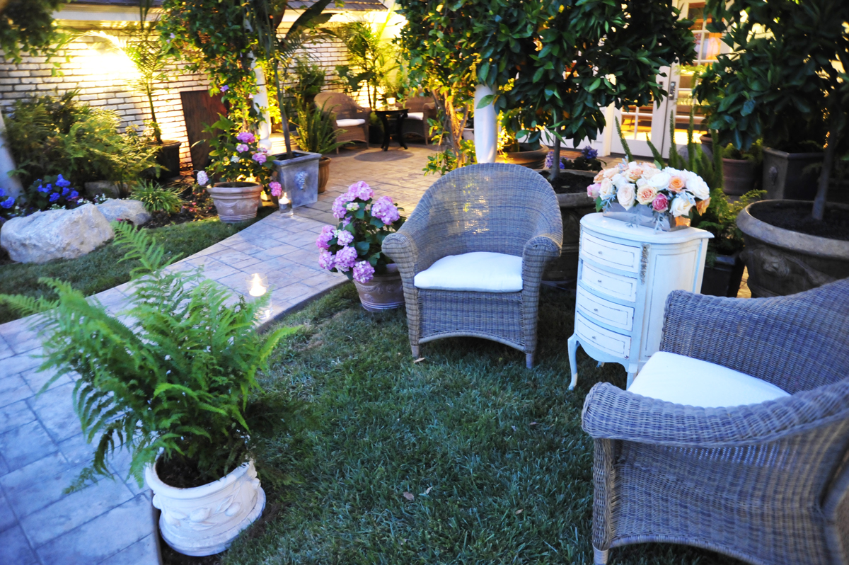 charming outdoor sitting area.jpg