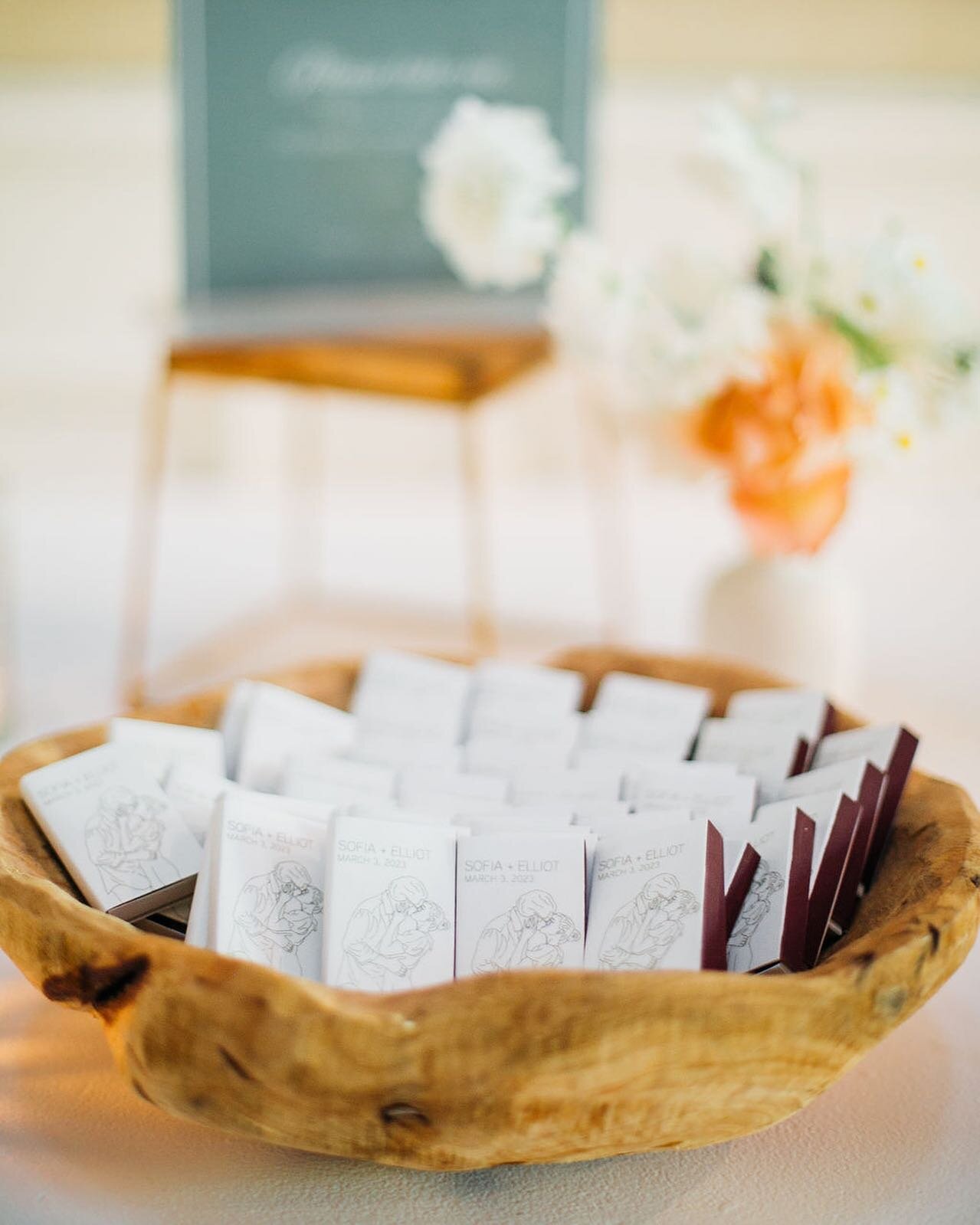 🕯️A unique take home item keeps your guests reminiscing of the spectacular event you had! These custom matchbooks had invitees oohing and ahh-ing all night long! 

📸: @trishaharrisonphotography 

#weddingift #partyfavor #custommatchbook #weddingins