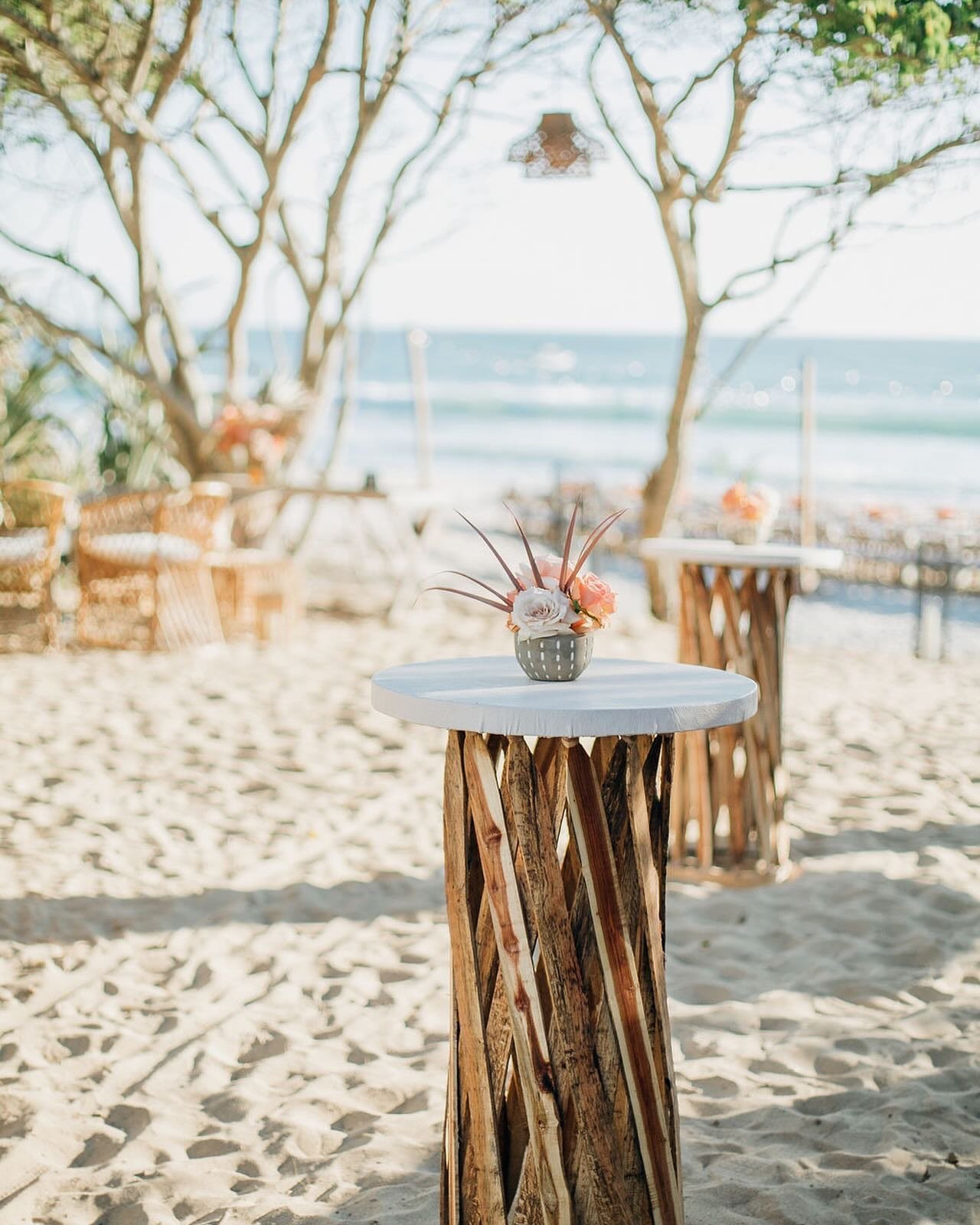 Cocktail hour on the beach means toes in the sand with a drink in your hand🍹🐚

Photographer | @trishaharrisonphotography 

#cocktailhour #beach #eventplanner #events #NYEparty #beachparty #ladylibertyevents #socialevents #socialparty #beachbirthday